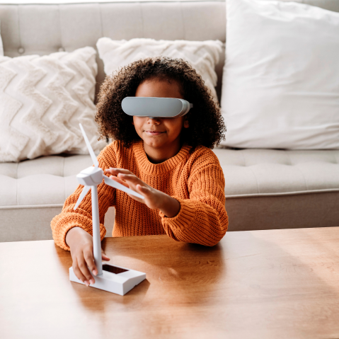 Enfant devant table salon avec casque virtuel